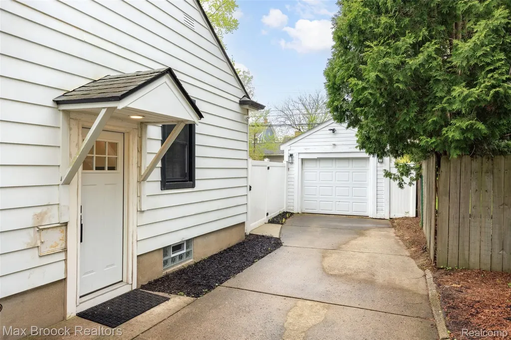 513 N Altadena Avenue Royal Oak City MI 48067