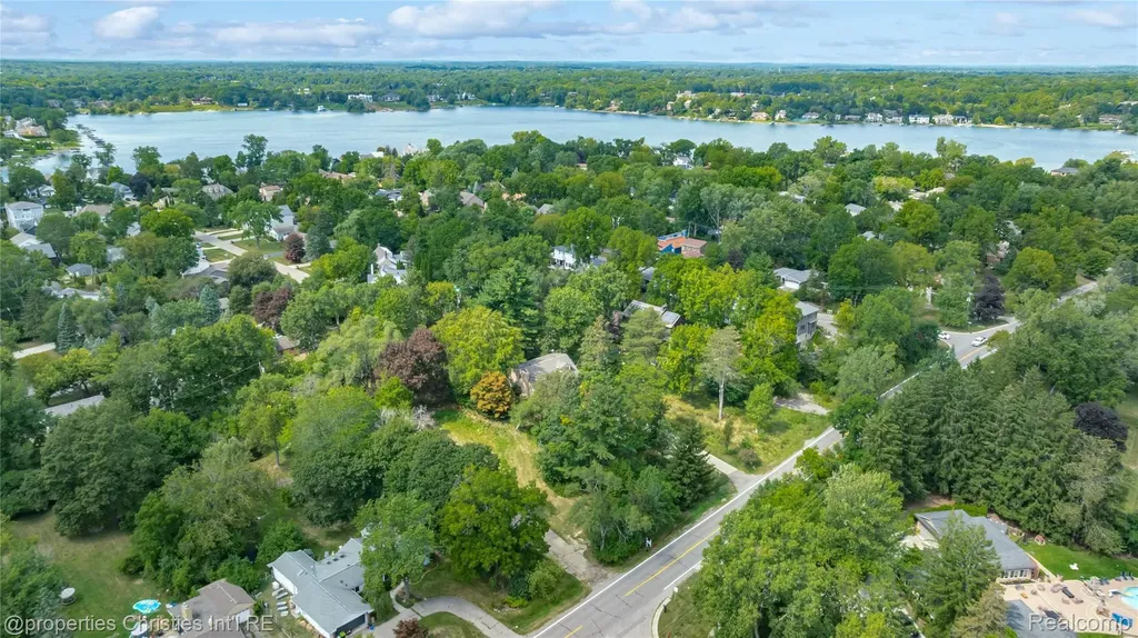 5620 Inkster Road West Bloomfield Charter Township MI 48323