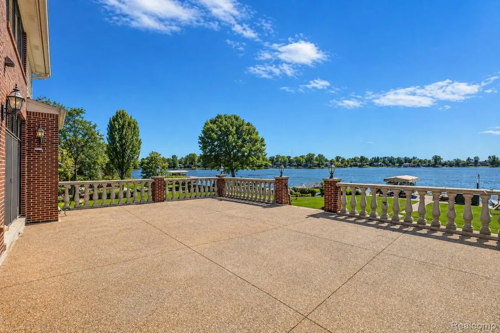 985 James K Boulevard Sylvan Lake City MI 48341