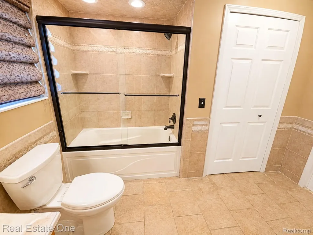 4656 Desert Bridge Court Highland Charter Township MI 48356