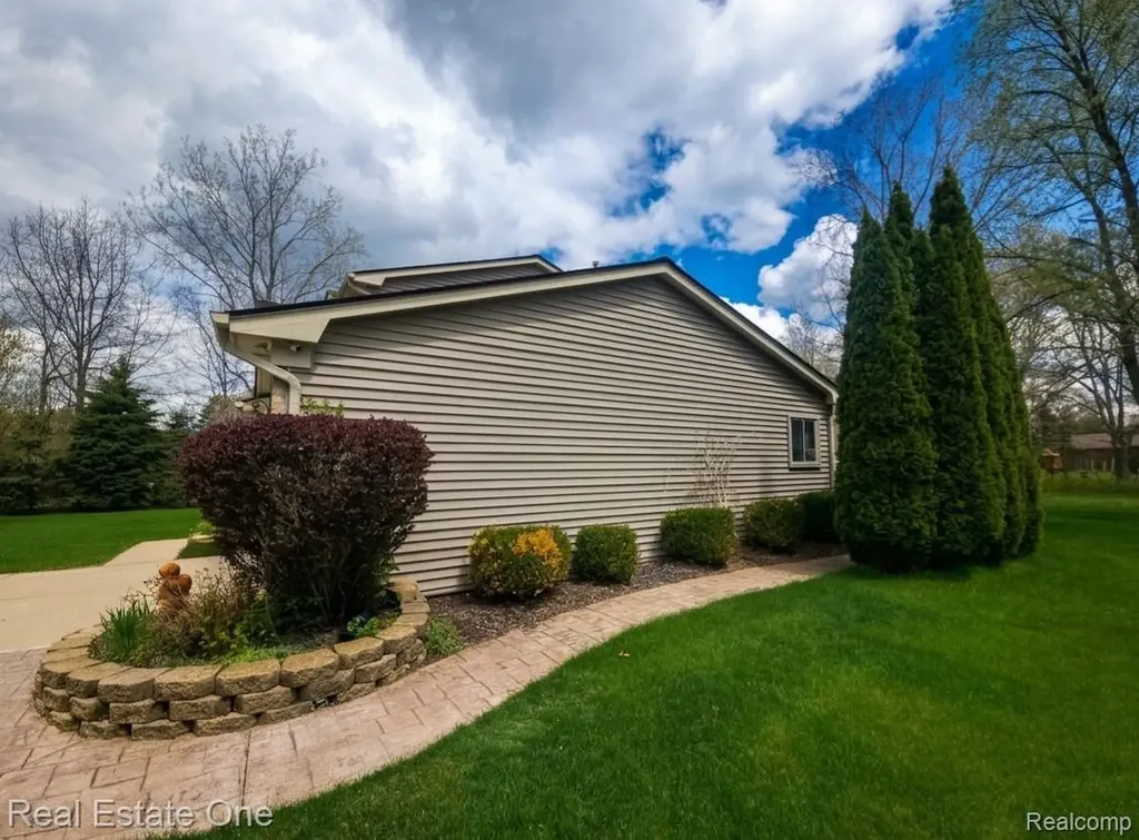 4656 Desert Bridge Court Highland Charter Township MI 48356