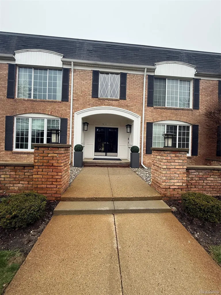 150 E Long Lake Road Bloomfield Charter Township MI 48304
