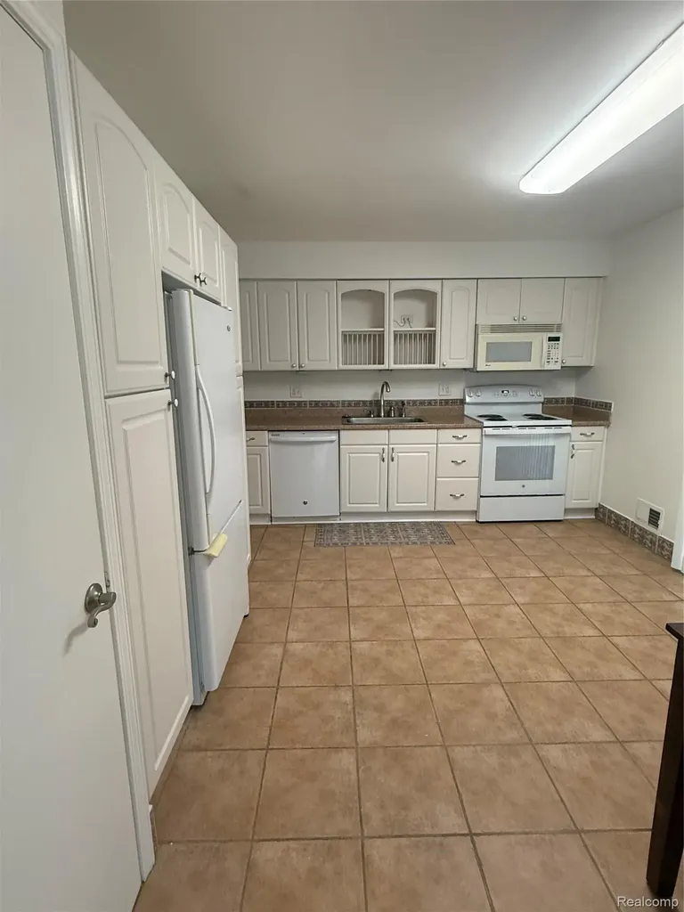 150 E Long Lake Road Bloomfield Charter Township MI 48304
