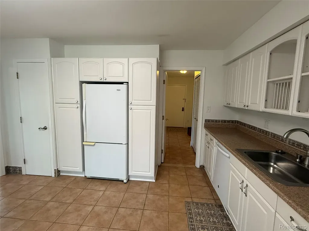 150 E Long Lake Road Bloomfield Charter Township MI 48304