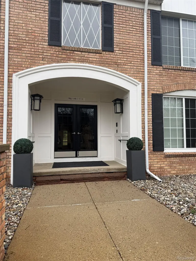 150 E Long Lake Road Bloomfield Charter Township MI 48304