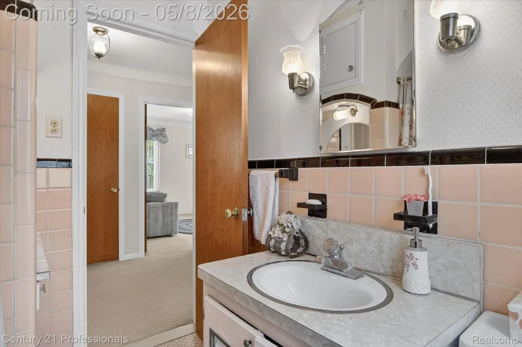 15985 Oak Drive Livonia City MI 48154