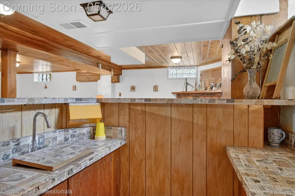 15985 Oak Drive Livonia City MI 48154