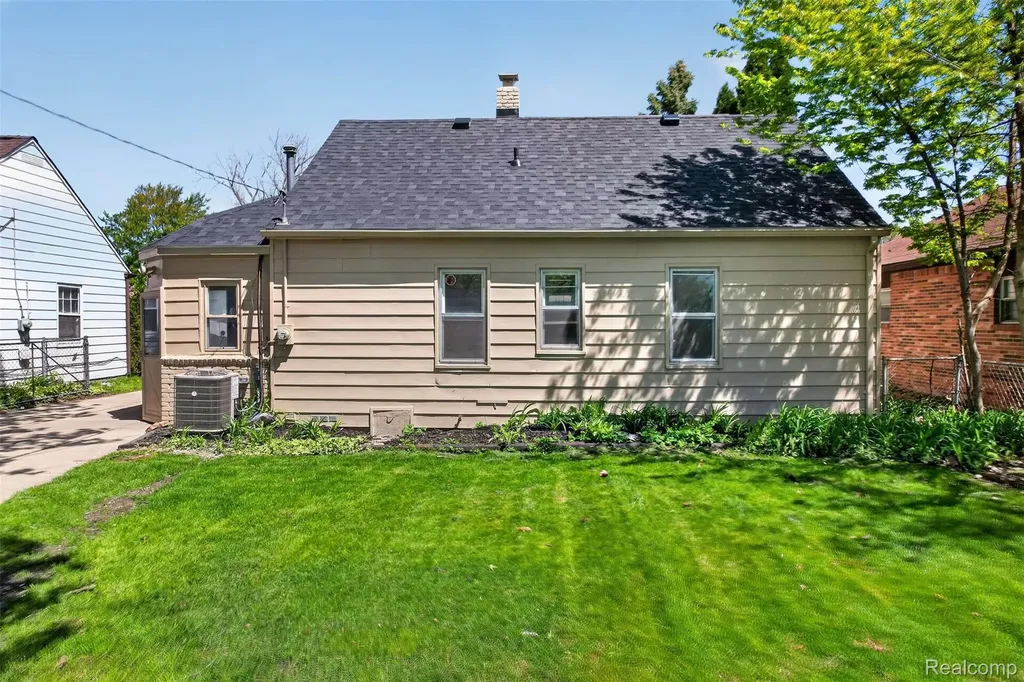 22606 Liberty Street St. Clair Shores City MI 48080