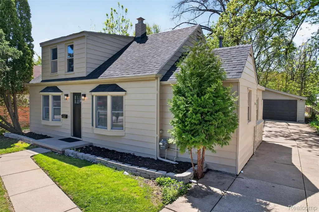 22606 Liberty Street St. Clair Shores City MI 48080