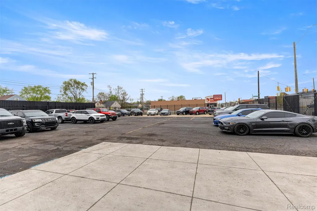 19420 W Warren Avenue Detroit City MI 48228