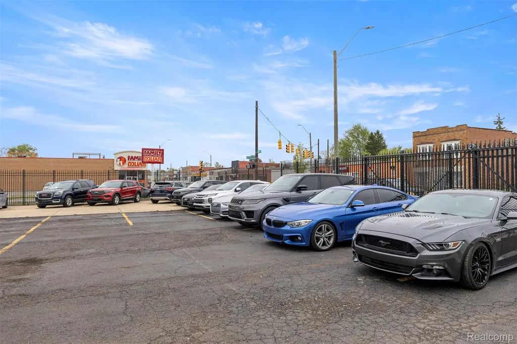 19420 W Warren Avenue Detroit City MI 48228