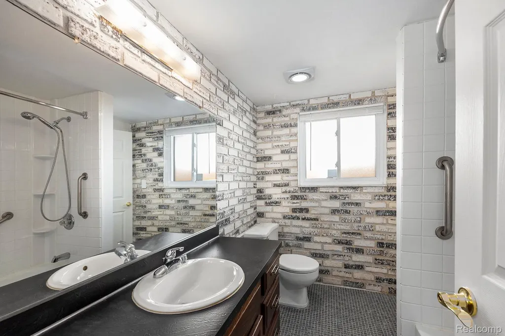 33807 Swan Drive Sterling Heights City MI 48312
