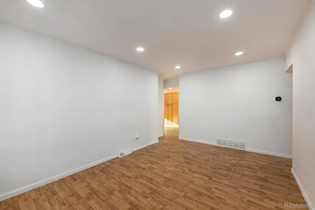 33807 Swan Drive Sterling Heights City MI 48312