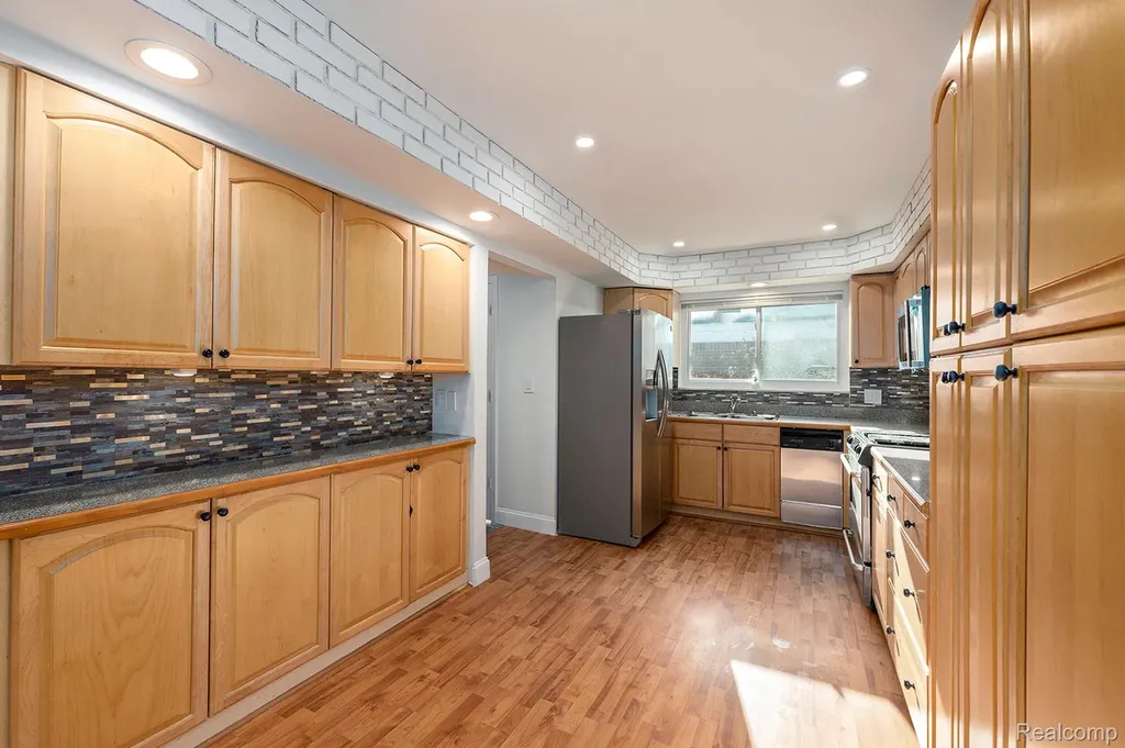 33807 Swan Drive Sterling Heights City MI 48312
