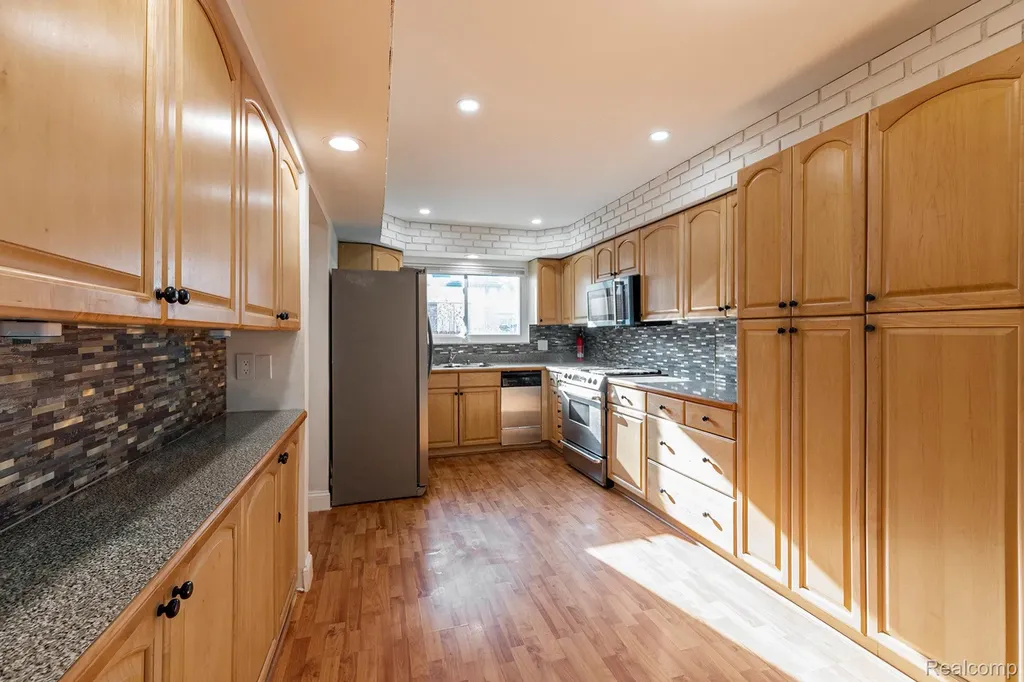 33807 Swan Drive Sterling Heights City MI 48312
