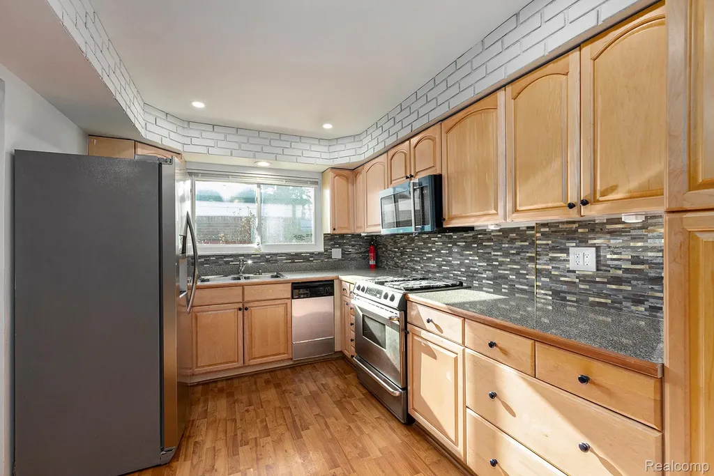 33807 Swan Drive Sterling Heights City MI 48312