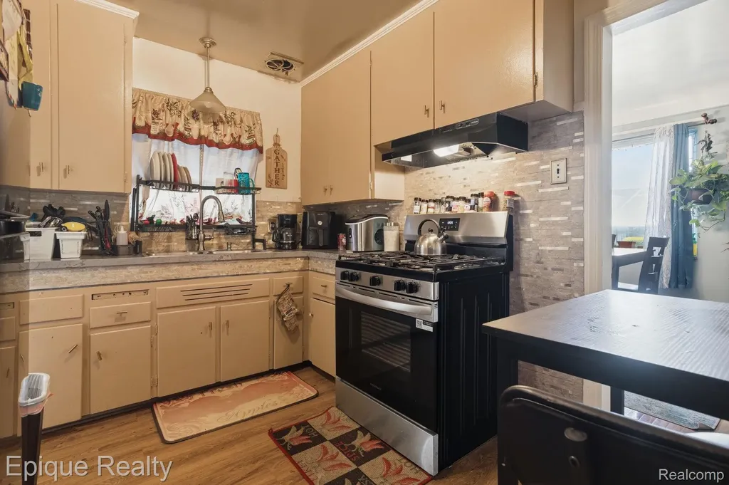 15300 Collingham Drive Detroit City MI 48205