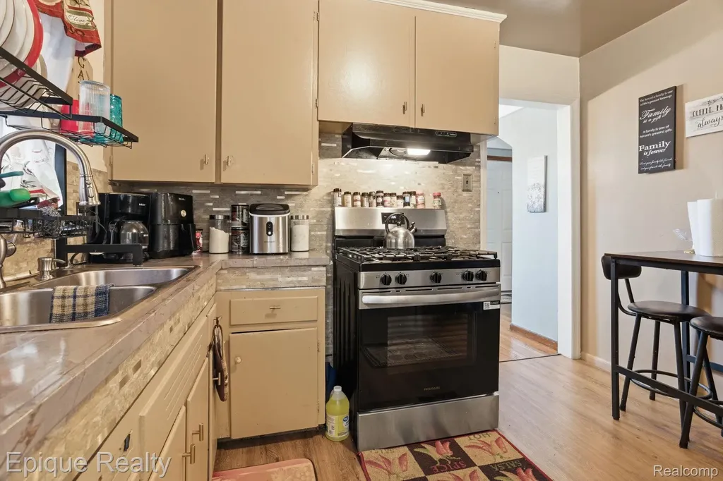 15300 Collingham Drive Detroit City MI 48205