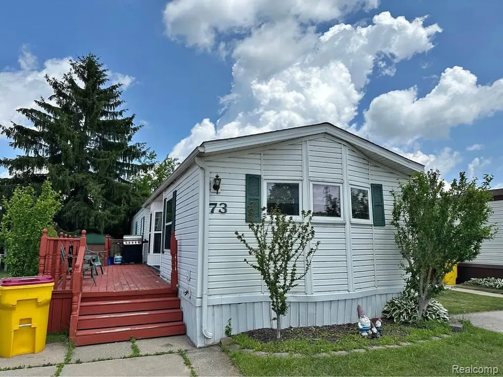 831 N Pontiac Trail Walled Lake City MI 48390