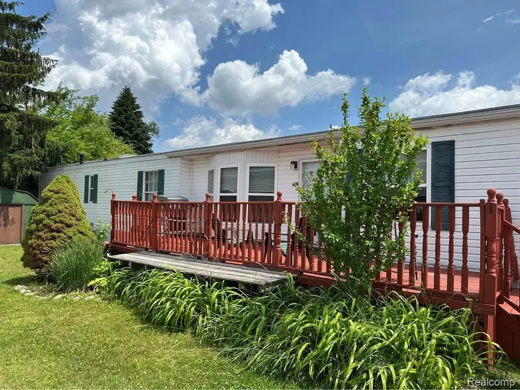 831 N Pontiac Trail Walled Lake City MI 48390