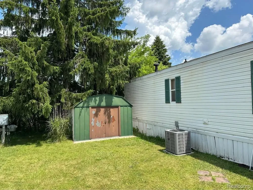831 N Pontiac Trail Walled Lake City MI 48390