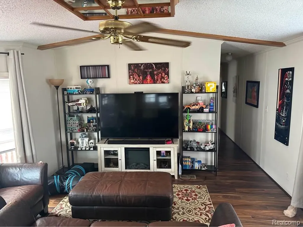 831 N Pontiac Trail Walled Lake City MI 48390