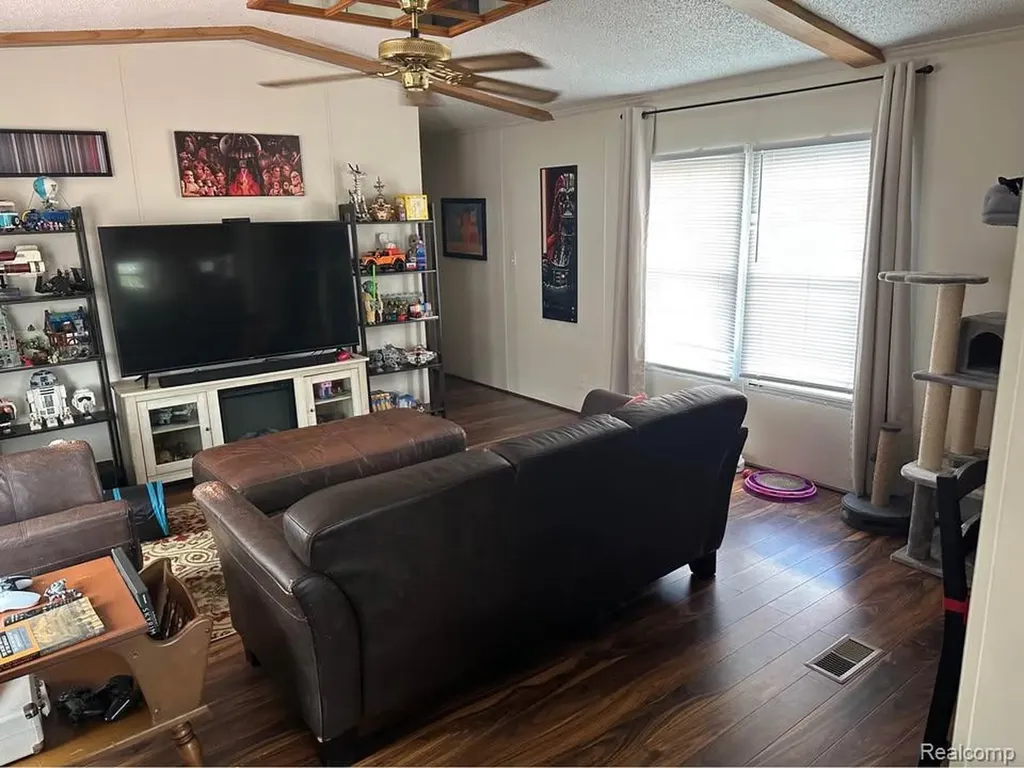 831 N Pontiac Trail Walled Lake City MI 48390