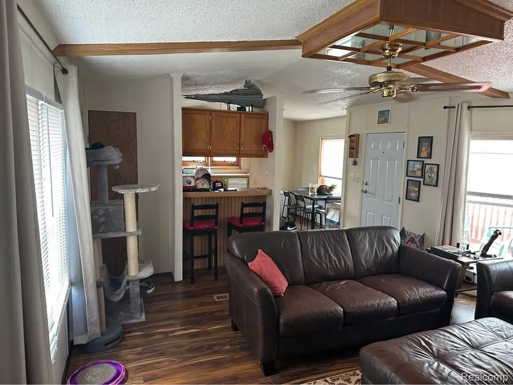 831 N Pontiac Trail Walled Lake City MI 48390