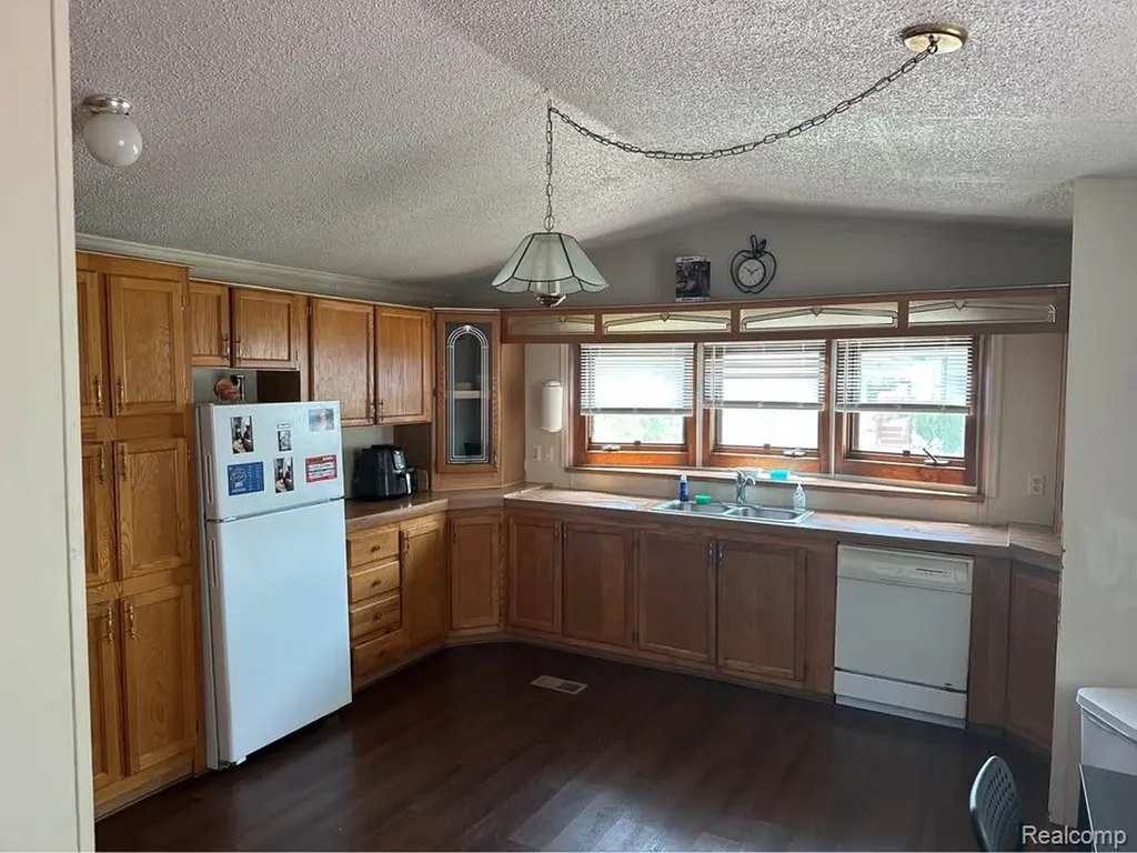 831 N Pontiac Trail Walled Lake City MI 48390