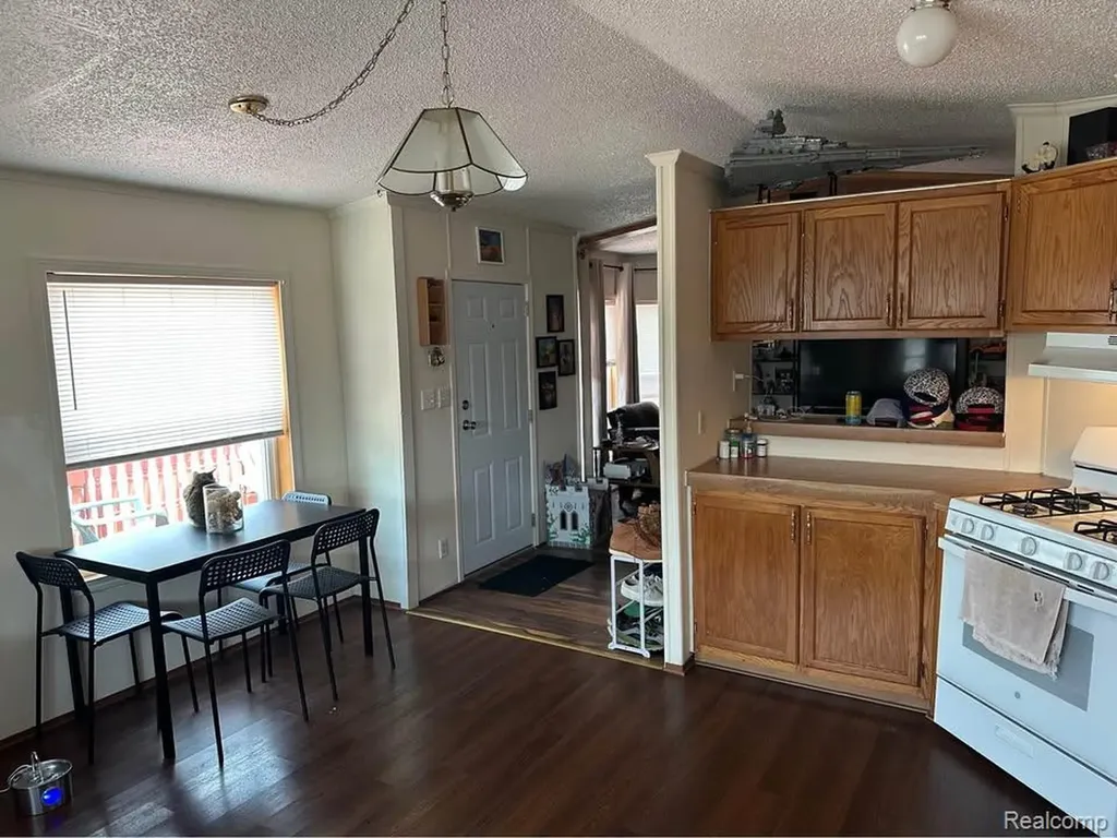 831 N Pontiac Trail Walled Lake City MI 48390