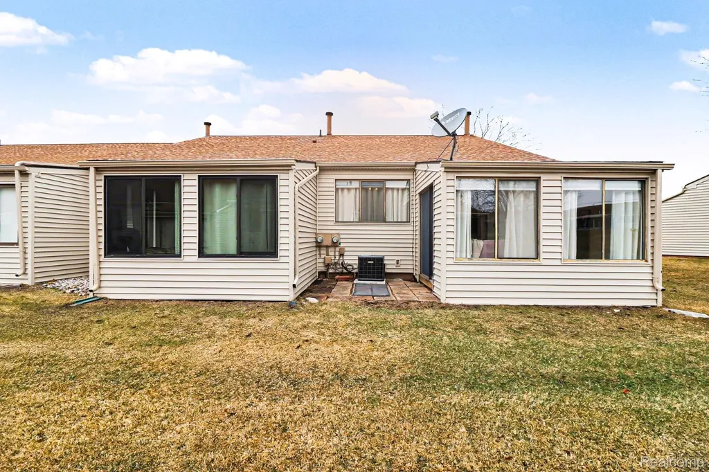 25126 Jefferson Court South Lyon City MI 48178