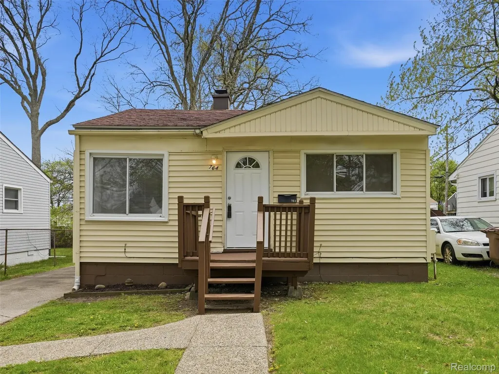 764 E Tennyson Avenue Pontiac City MI 48340