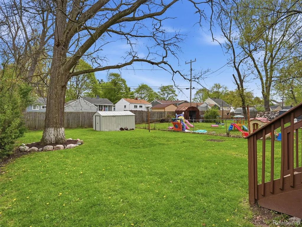 764 E Tennyson Avenue Pontiac City MI 48340