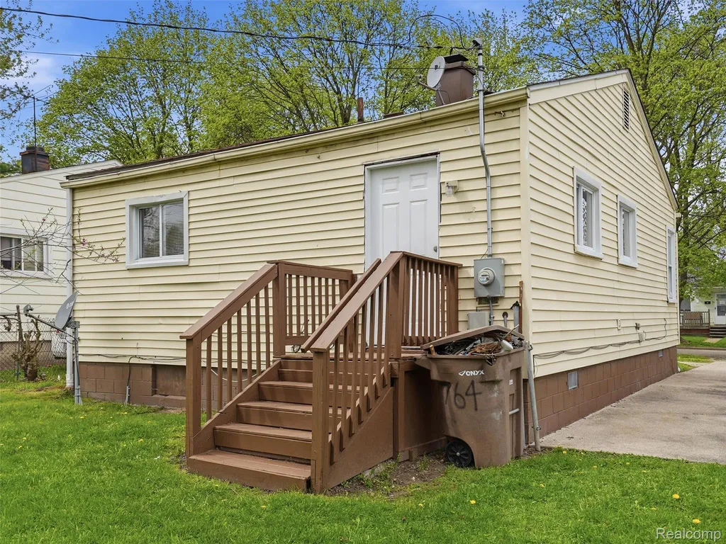 764 E Tennyson Avenue Pontiac City MI 48340