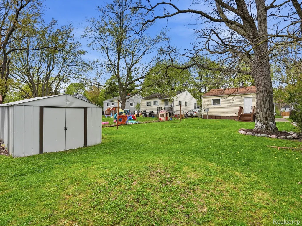 764 E Tennyson Avenue Pontiac City MI 48340