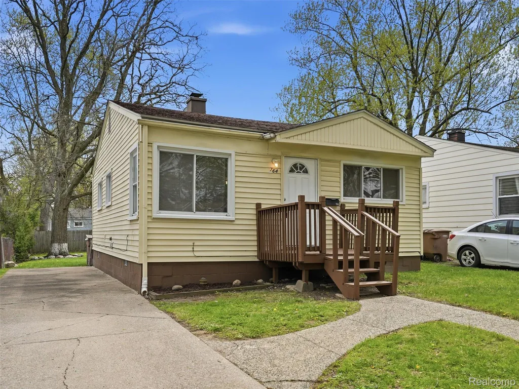 764 E Tennyson Avenue Pontiac City MI 48340