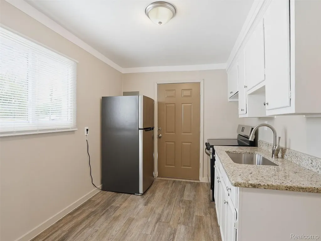 764 E Tennyson Avenue Pontiac City MI 48340