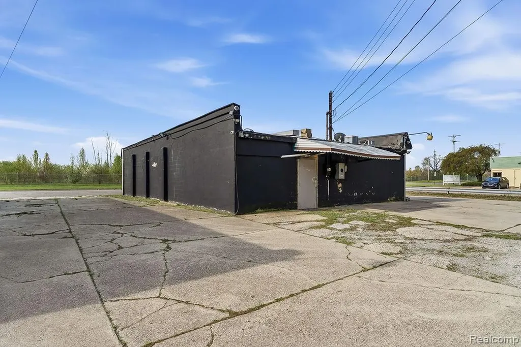 3137 Davison Road Flint City MI 48506