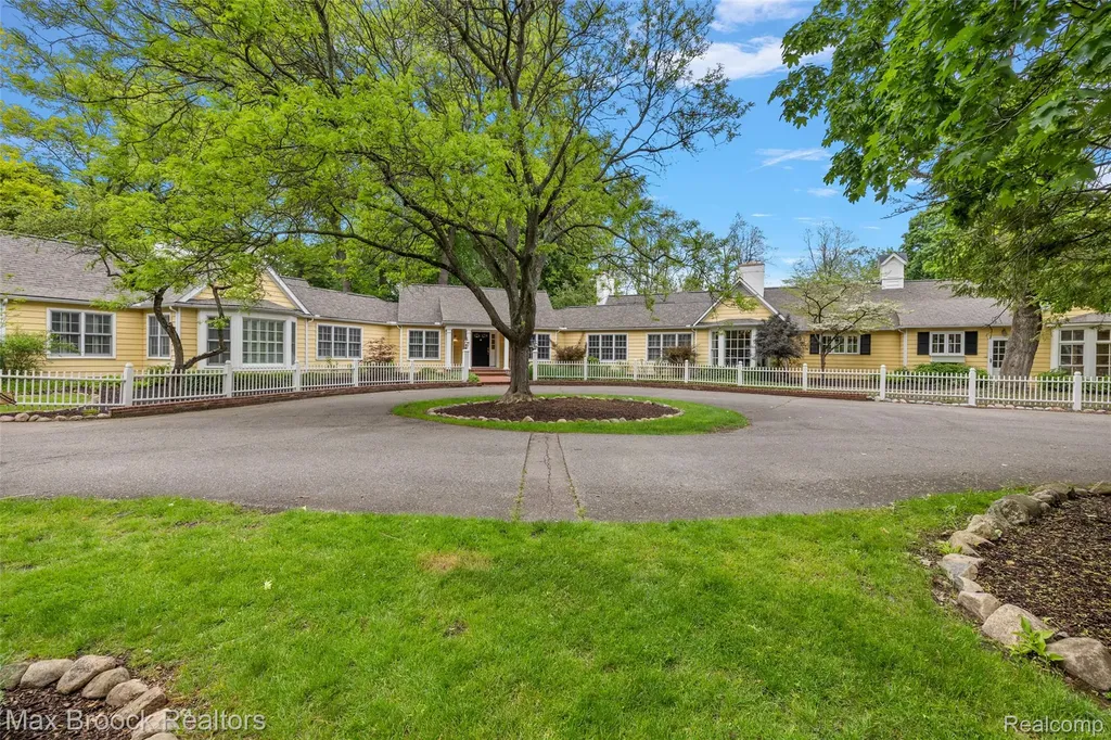 760 Lone Pine Road Bloomfield Hills City MI 48304