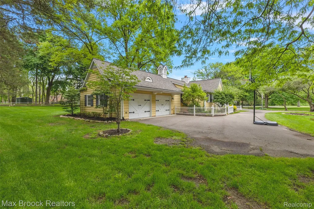 760 Lone Pine Road Bloomfield Hills City MI 48304