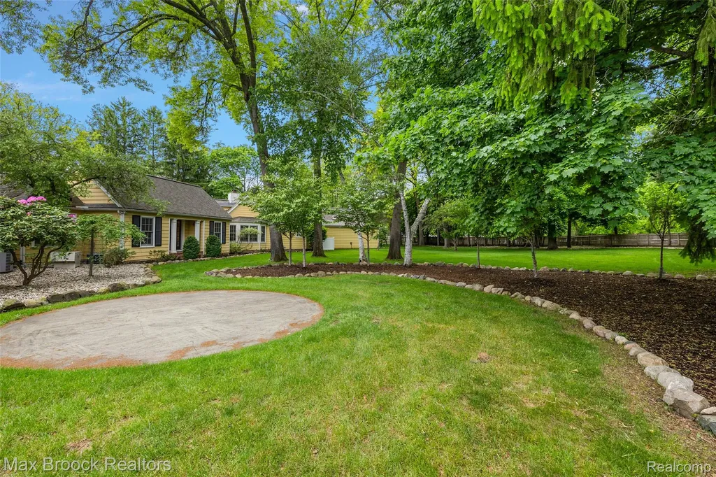 760 Lone Pine Road Bloomfield Hills City MI 48304