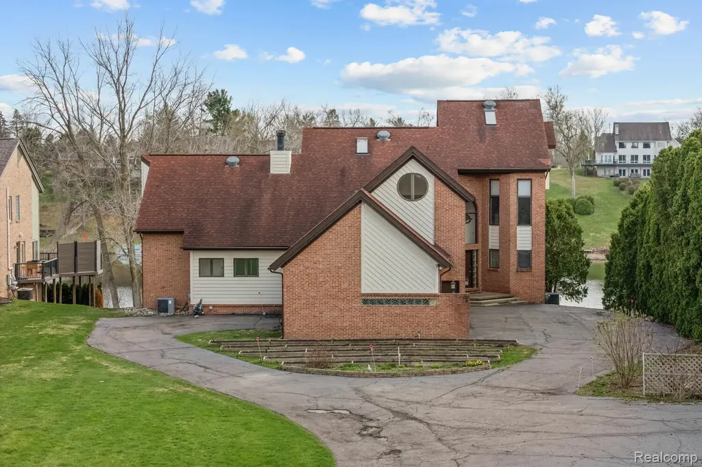 10785 Oxbow Lakeshore Drive White Lake Charter Township MI 48386