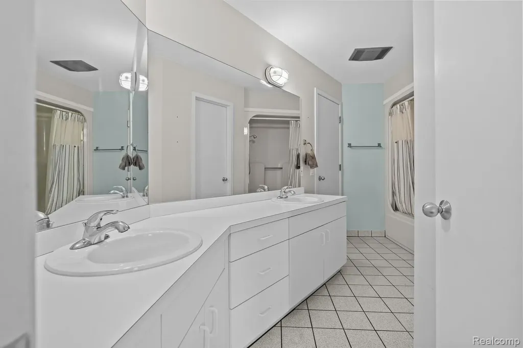 10785 Oxbow Lakeshore Drive White Lake Charter Township MI 48386