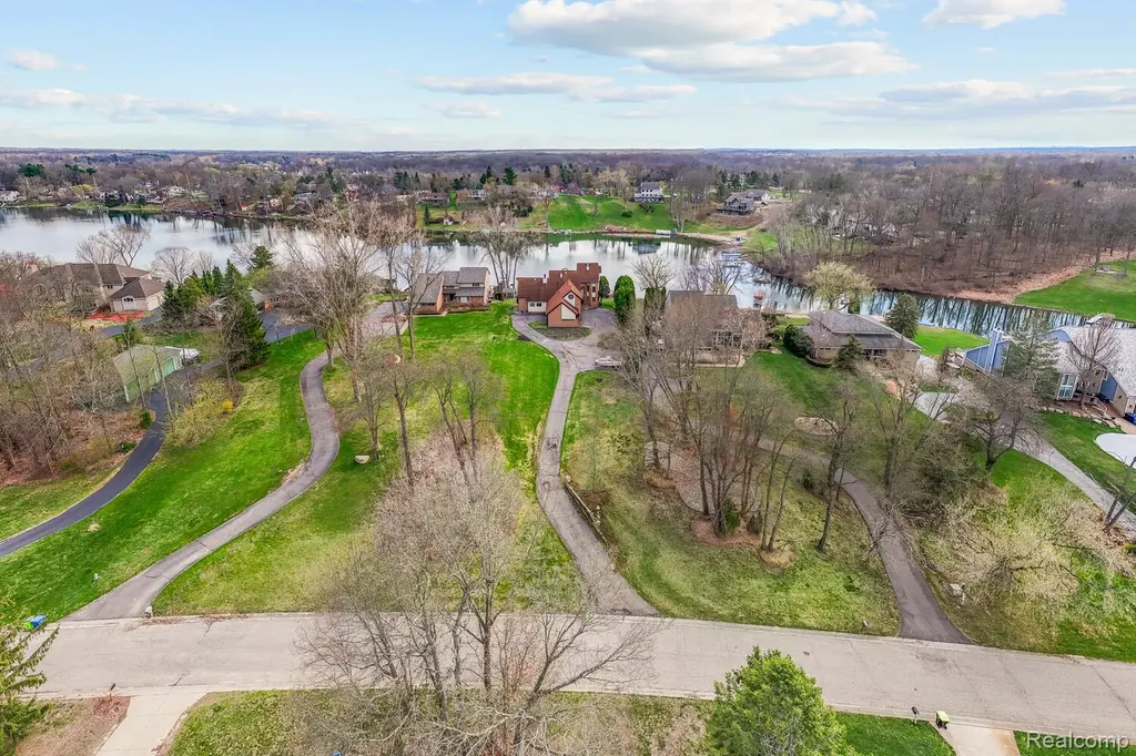 10785 Oxbow Lakeshore Drive White Lake Charter Township MI 48386
