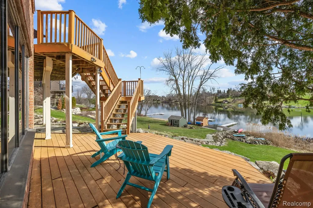 10785 Oxbow Lakeshore Drive White Lake Charter Township MI 48386