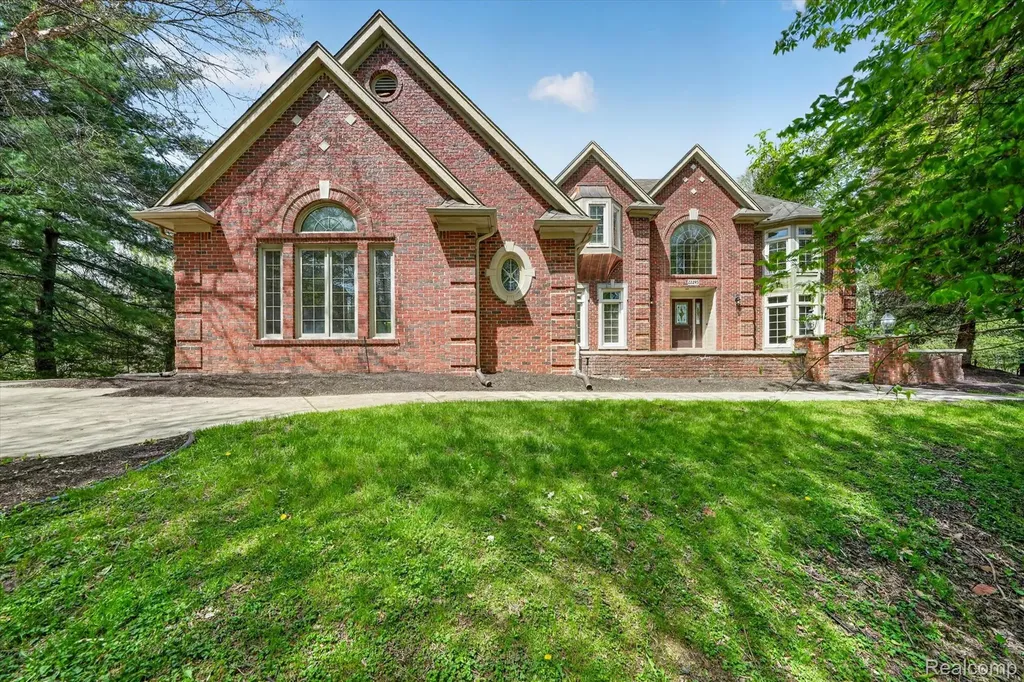 22293 Brockshire Street Novi City MI 48375