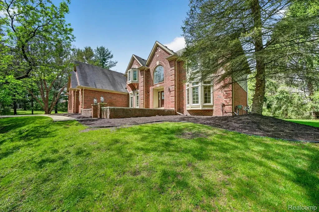 22293 Brockshire Street Novi City MI 48375
