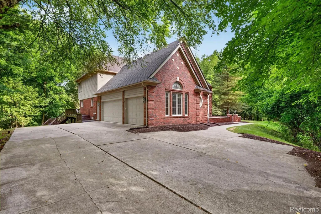 22293 Brockshire Street Novi City MI 48375