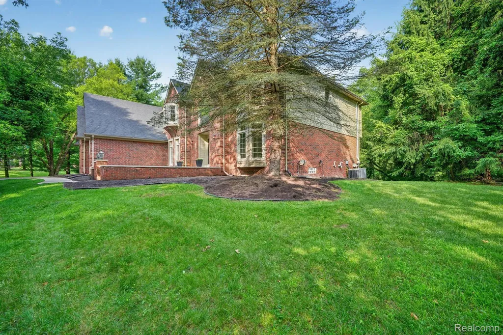 22293 Brockshire Street Novi City MI 48375