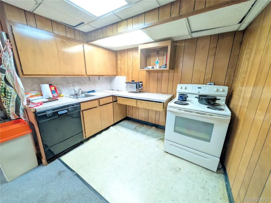 16012 Moross Road Detroit City MI 48205